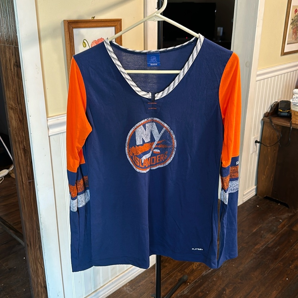 Women’s long sleeve NY Islanders NHL t shirt